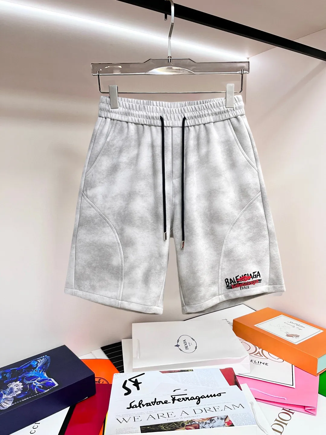 Balenciaga's three-standard complete 2026 summer New Arrival men's casual shorts, advanced custom-made Breathable fabric, Breathable fabric, extremely stretchy and comfortable, impeccable details, top-grade accessories, original logo design concept, delicate and soft feel! The upper body fit is awesome! Size: M-XXXL Please state your height and weight when ordering